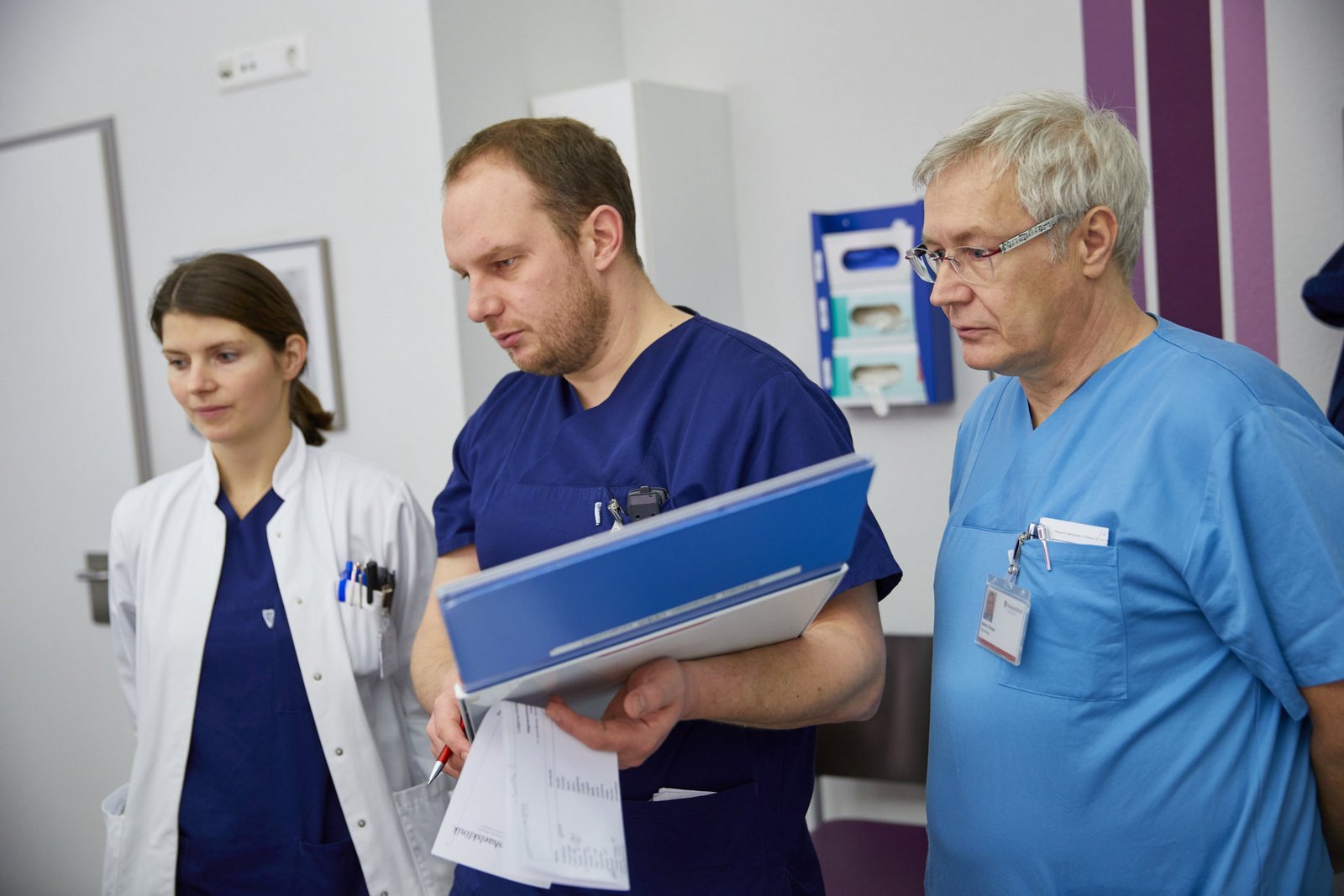 Mehrere Personen stehen an einem Patientenbett