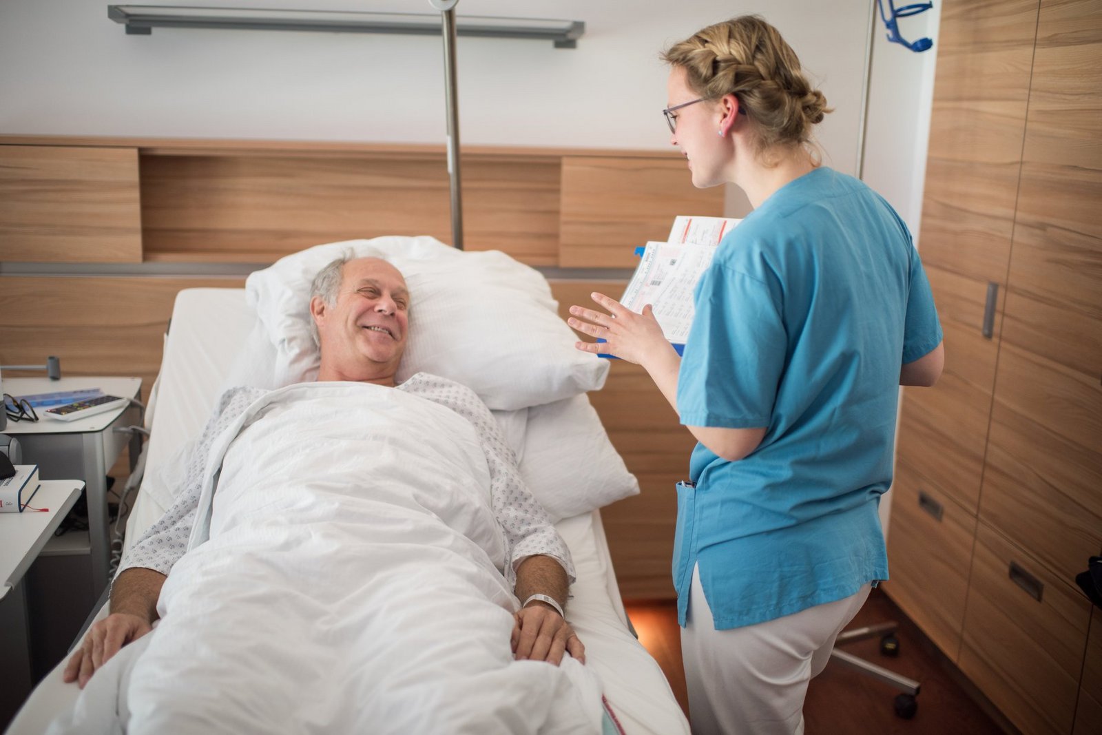 Eine Frau spricht mit einem Patienten