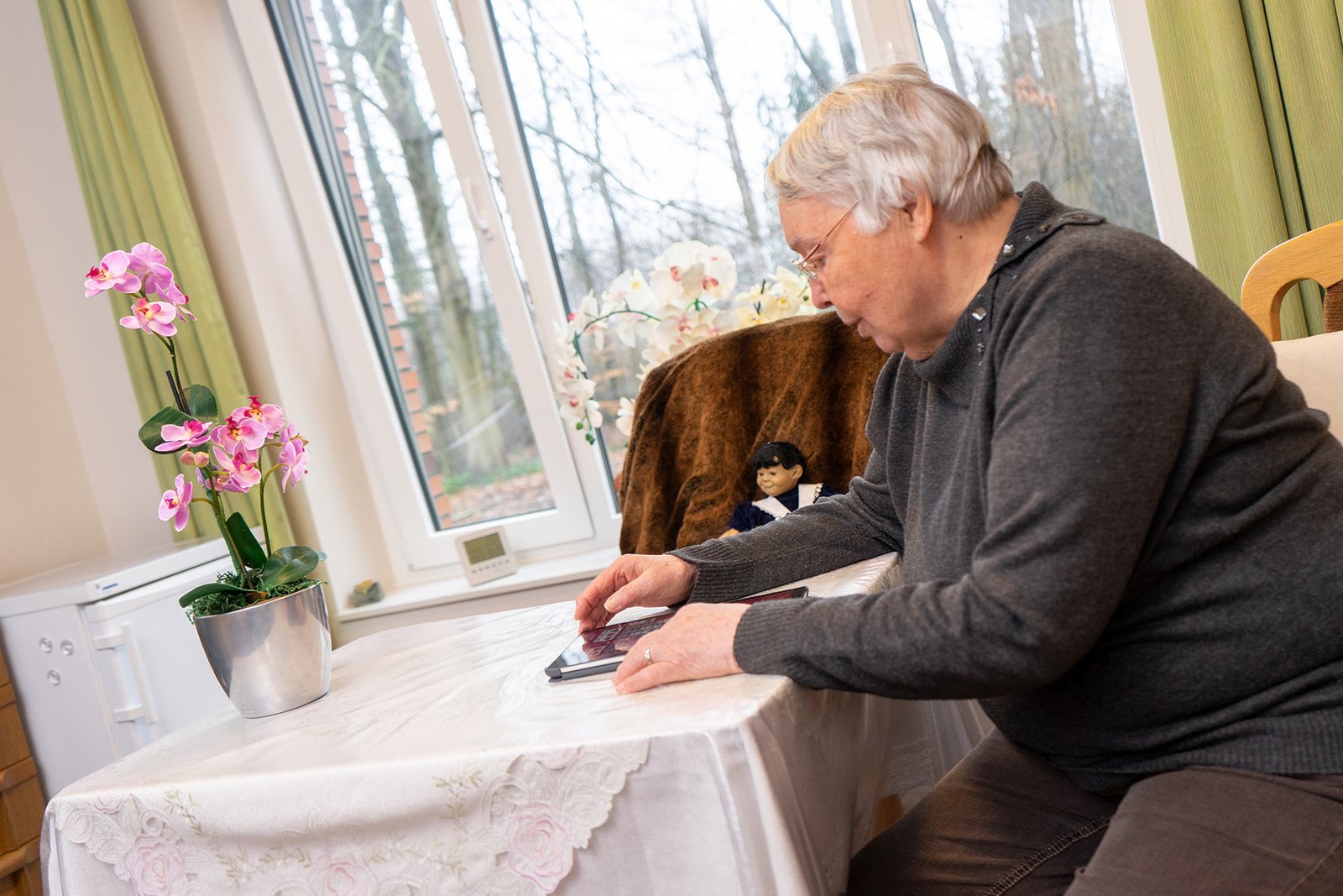 eine Frau sitzt am Tisch