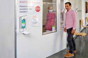 Ein Patient steht vor einem Checkpoint