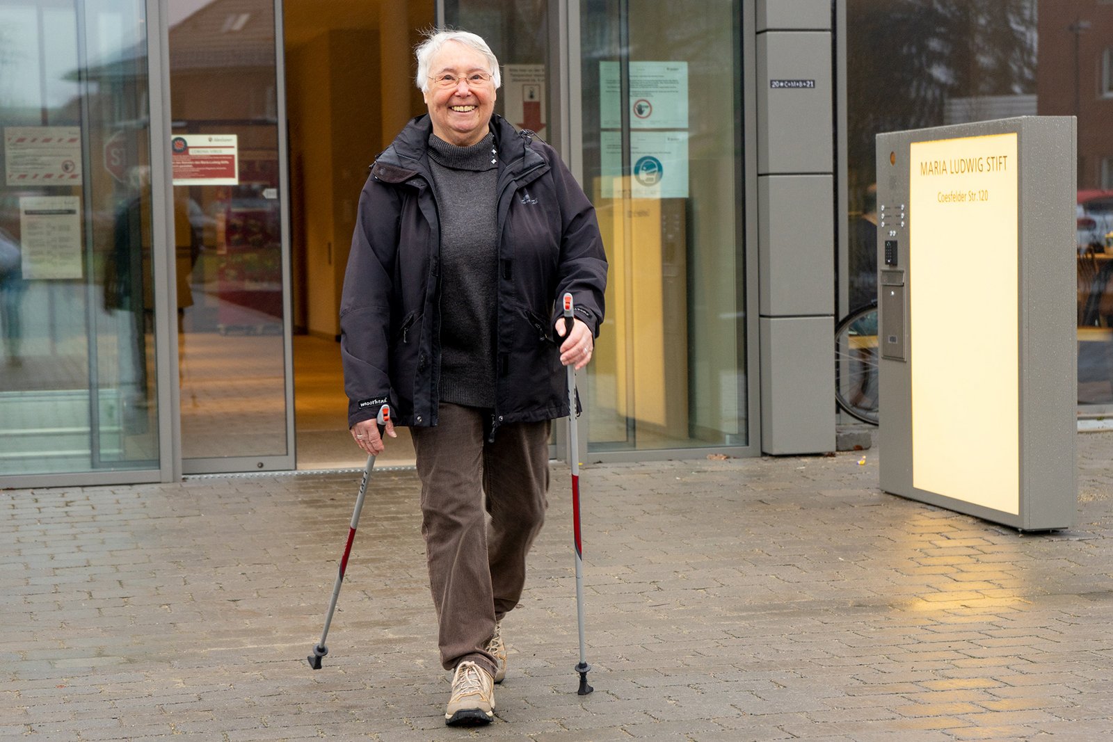 Eine Frau kommt aus dem Maria Ludwig Stift