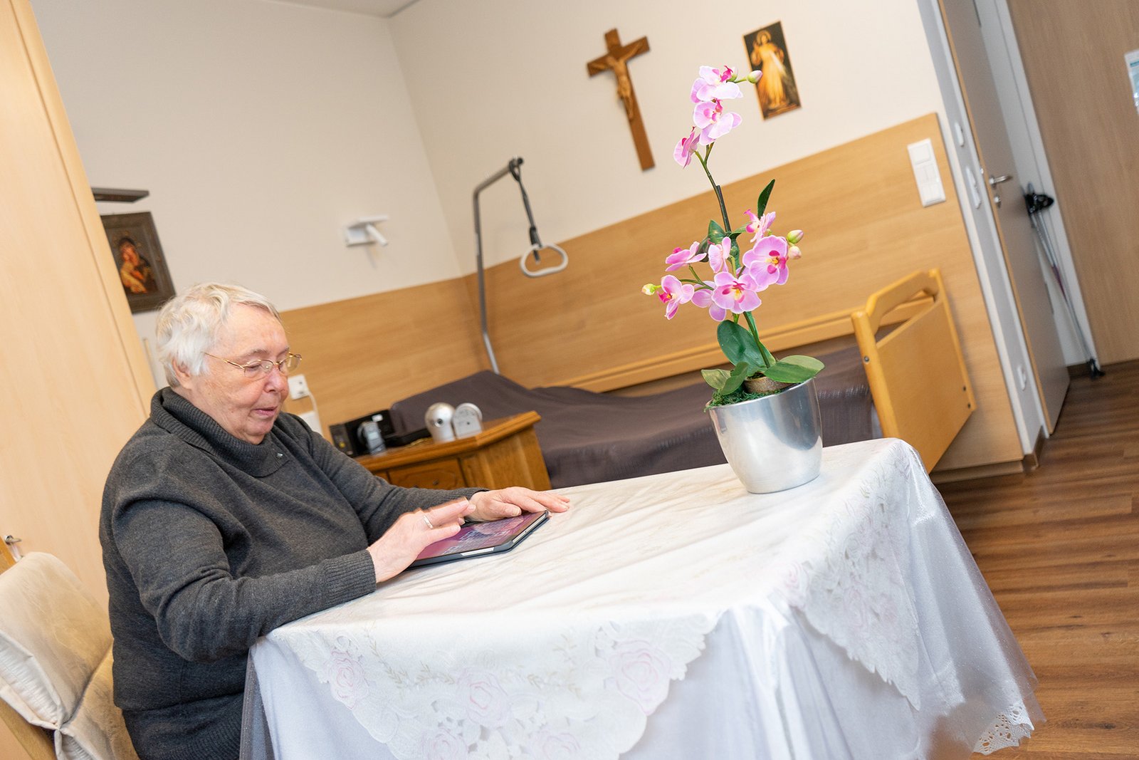 Eine Frau sitzt an einem Tisch